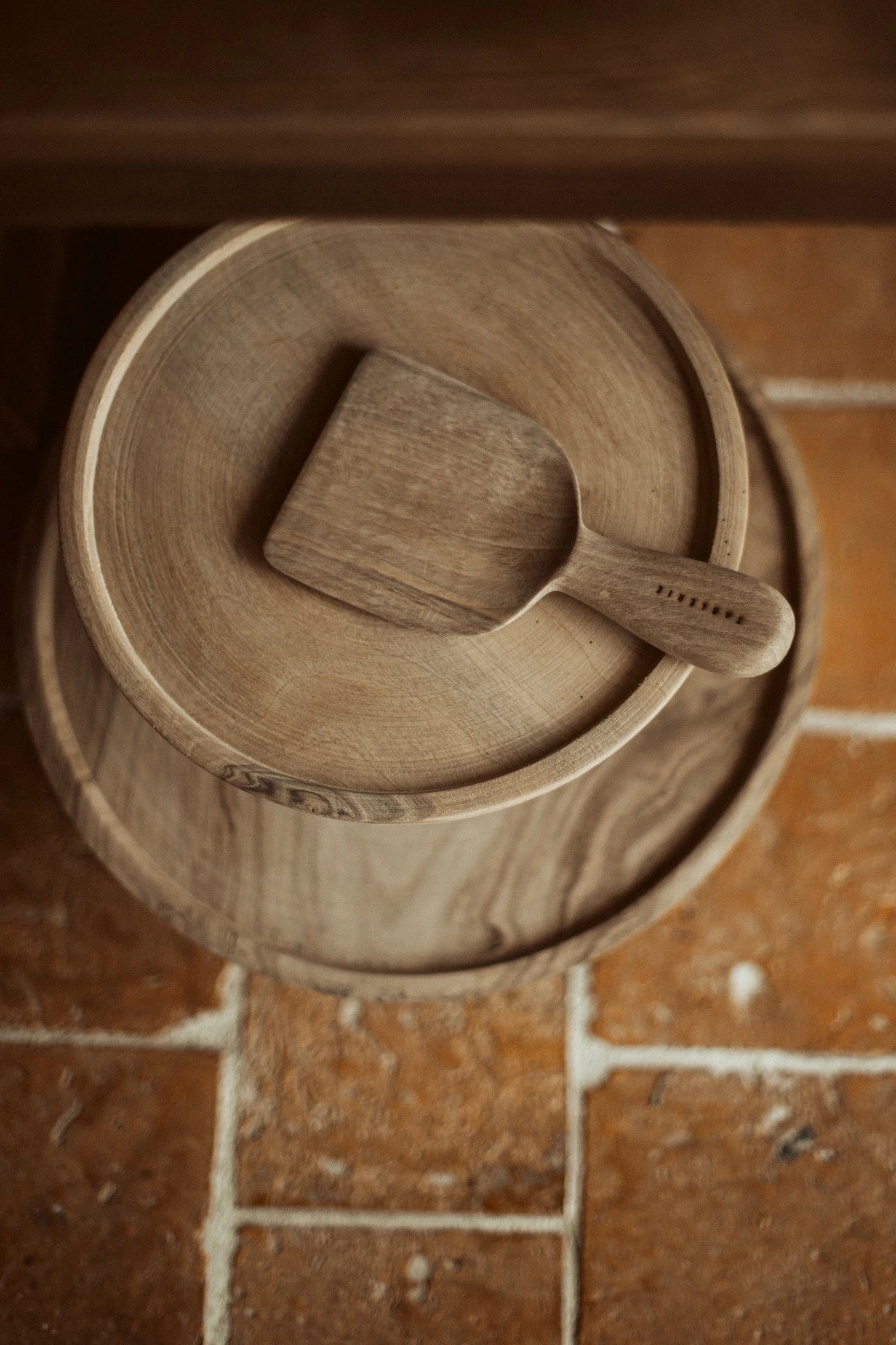 wooden cake stand